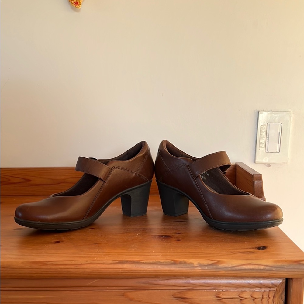 leather 2-1/2 high hill brown Mary Jane shoes.